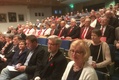 Juhlayleisöä, edessä puheenjohtaja Eila Vornanen